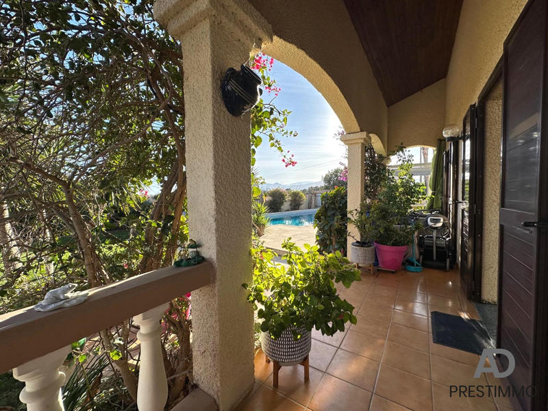 Villa - 231 m² - 8 pièces