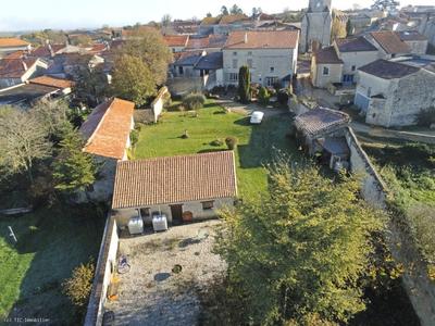Maison de village - 495 m² - 10 pièces