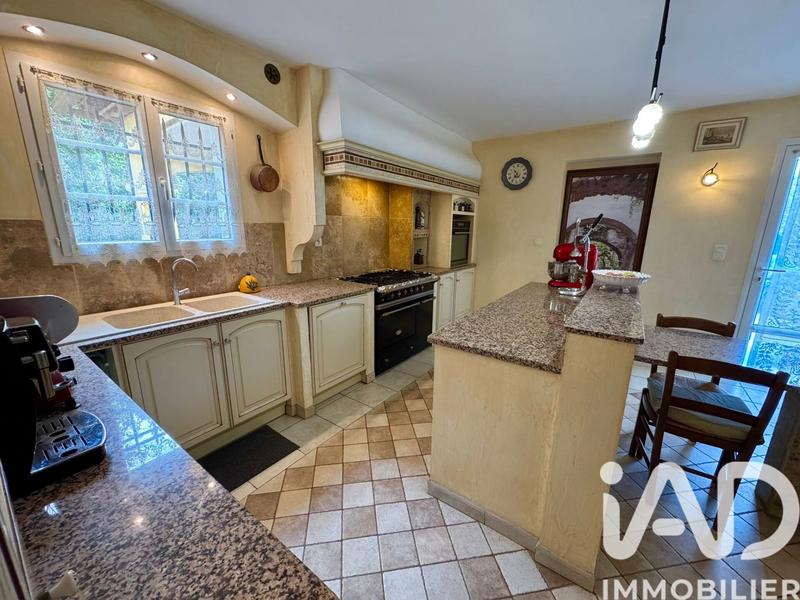 Maison - 250 m² - 6 pièces