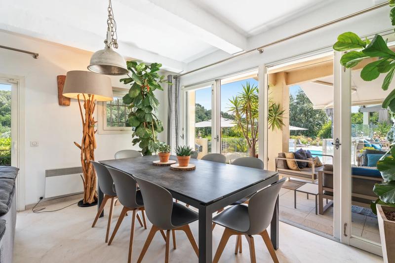 Maison - 280 m² - 8 pièces