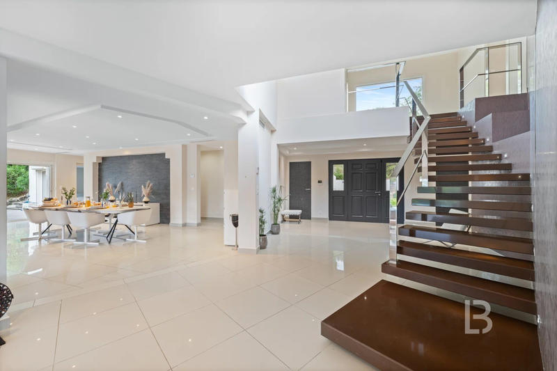 Maison - 588 m² - 8 pièces