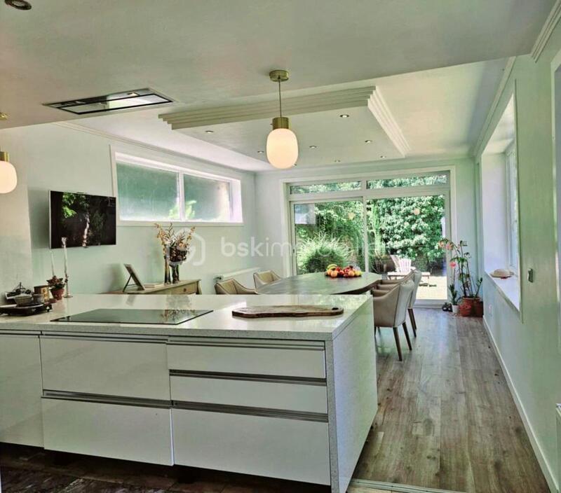 Maison - 240 m² - 8 pièces