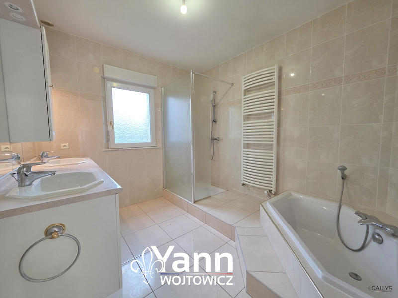 Maison - 231 m² - 7 pièces