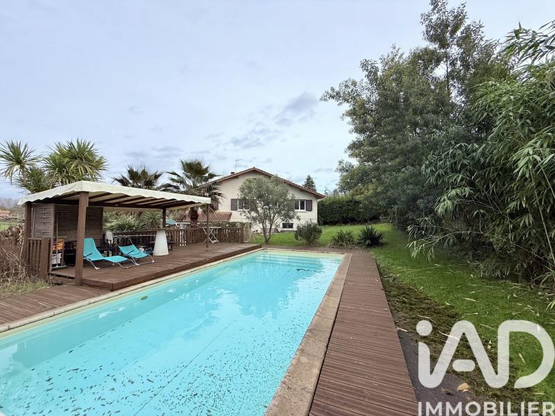 Maison - 242 m² - 9 pièces