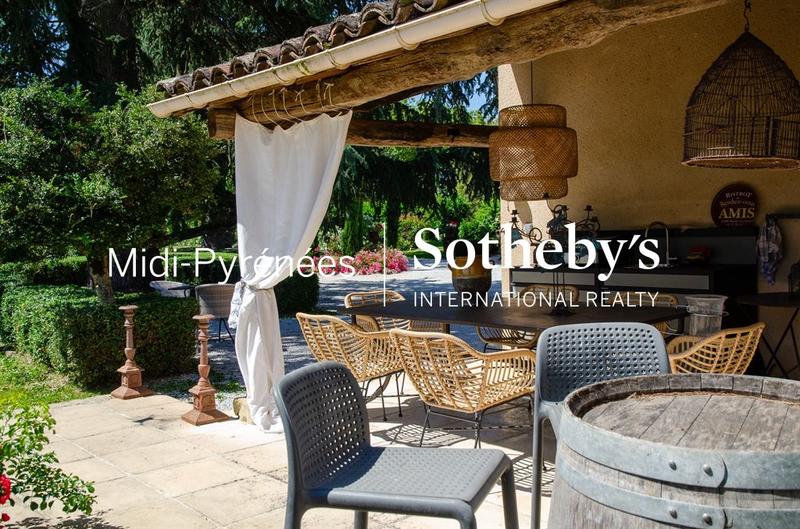 Maison - 300 m² - 11 pièces