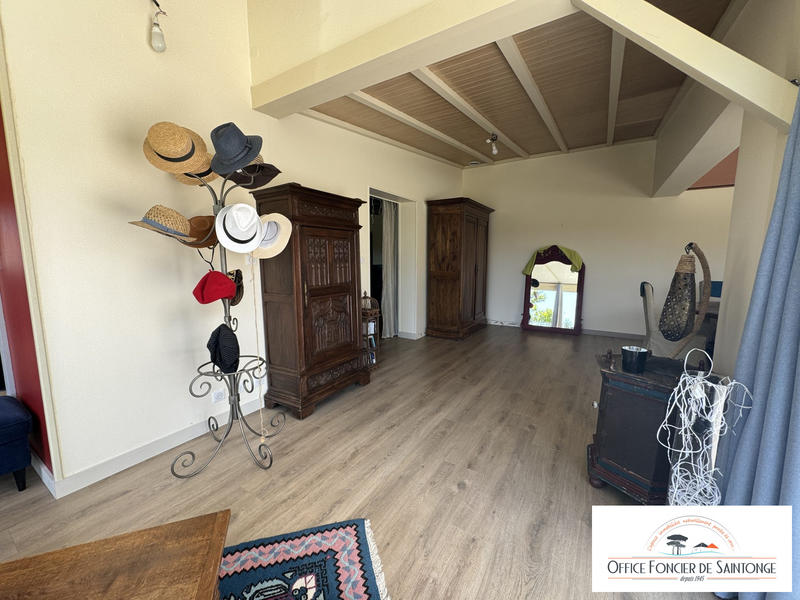 Maison traditionnelle - 240 m² - 8 pièces