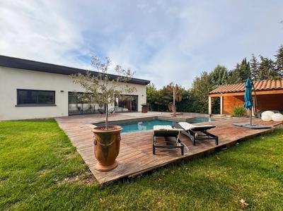 Maison - 236 m² - 7 pièces