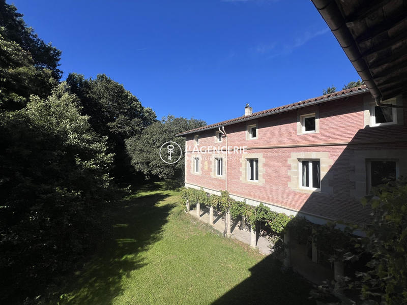 Maison ancienne - 846 m² - 13 pièces