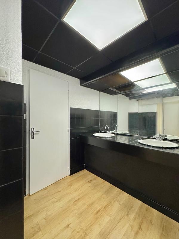 Local commercial - 121 m² - 2 pièces