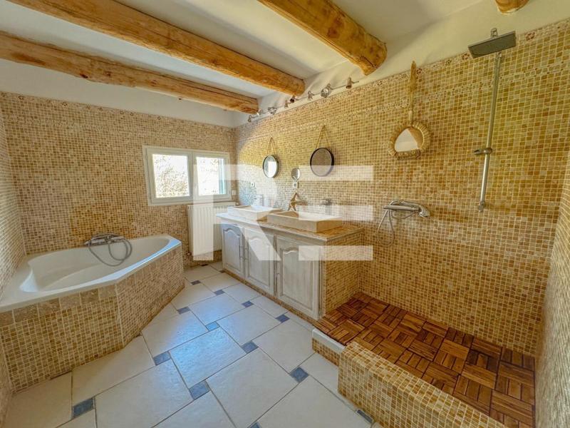 Maison - 165 m² - 9 pièces