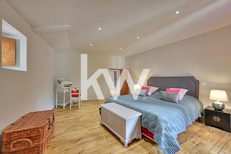 Maison - 245 m² - 9 pièces