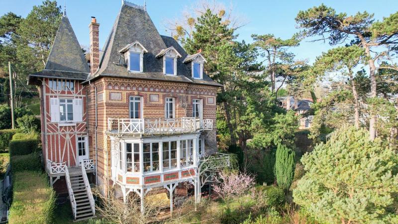 Villa - 303 m² - 12 pièces