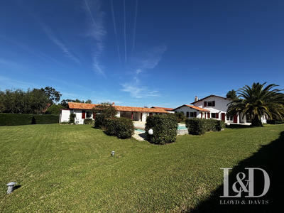 Maison - 220 m² - 8 pièces