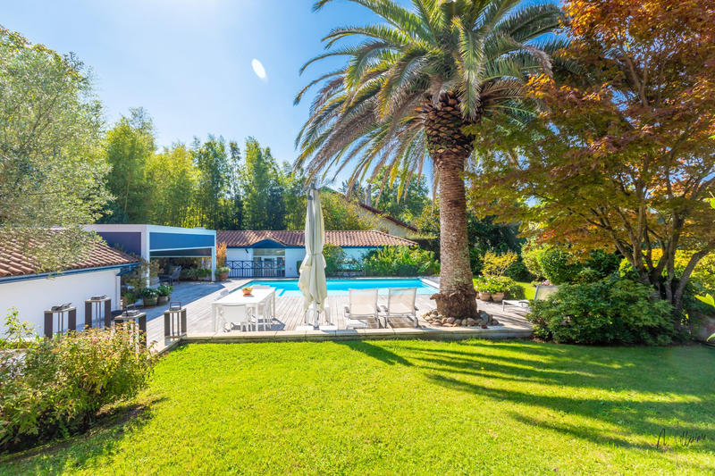 Maison - 258 m² - 10 pièces