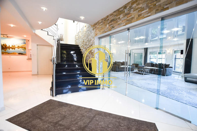 Maison - 241 m² - 6 pièces