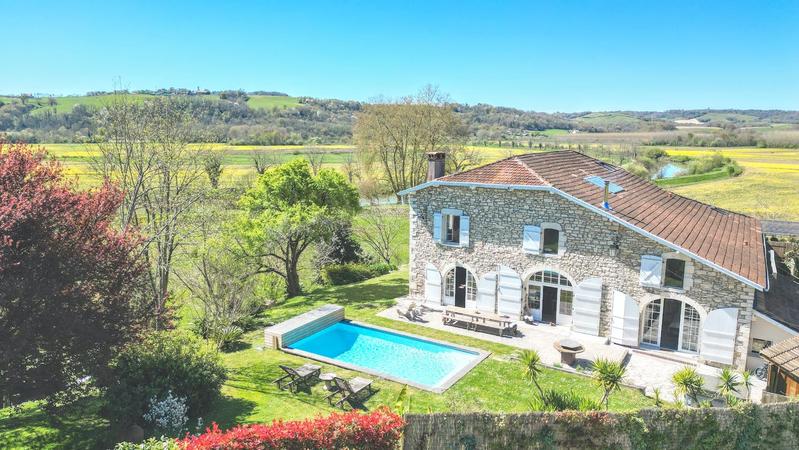 Propriété - 770 m² - 15 pièces