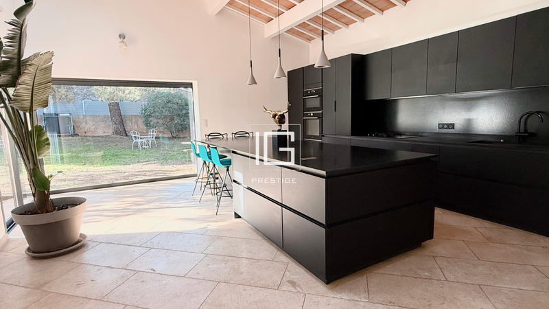 Maison - 300 m² - 7 pièces