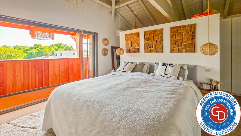 Maison - 250 m² - 6 pièces