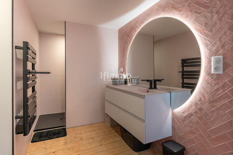 Propriété - 689 m² - 10 pièces