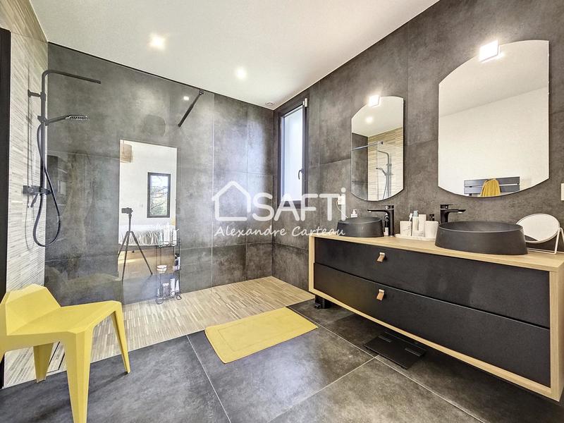 Maison - 240 m² - 7 pièces