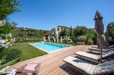 Maison - 250 m² - 6 pièces