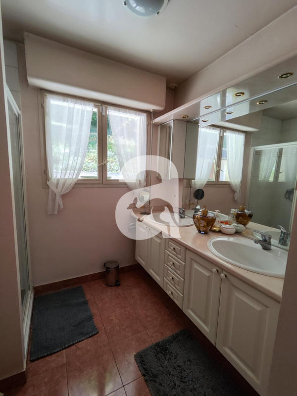 Maison traditionnelle - 147 m² - 6 pièces