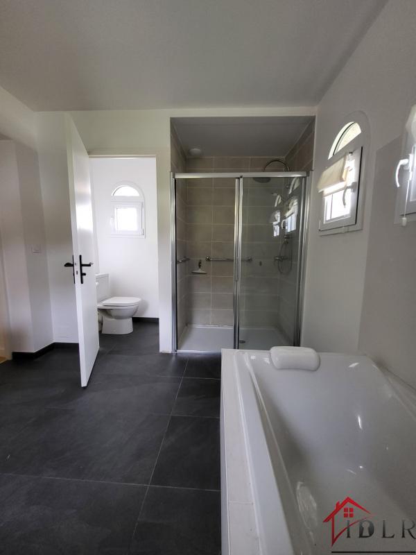 Maison - 234 m² - 8 pièces