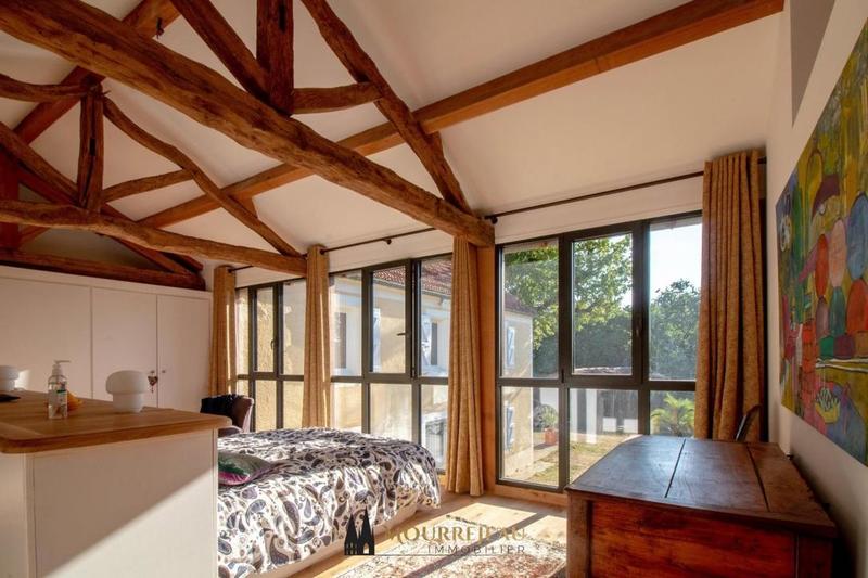 Propriété - 260 m² - 11 pièces