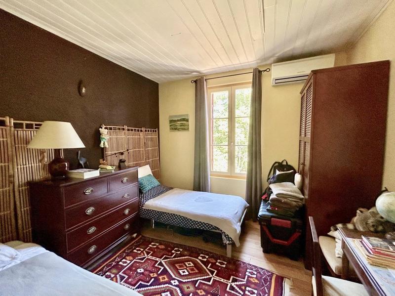 Maison - 330 m² - 13 pièces