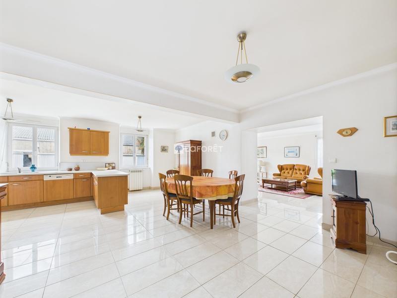 Maison traditionnelle - 165 m² - 8 pièces