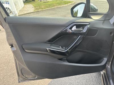 Peugeot 208 Style 1.2 Essence 82cv 1ère Main CarPlay/Android Auto Radar Ar