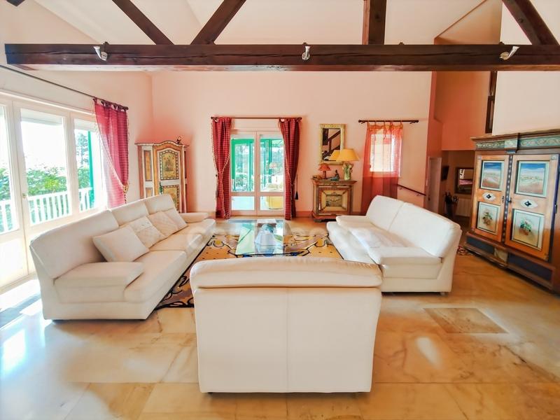 Maison - 201 m² - 7 pièces