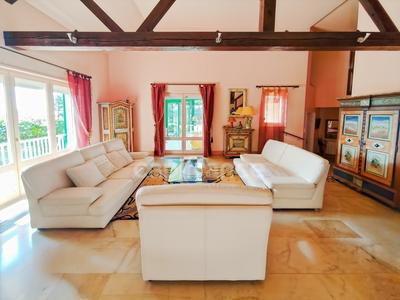 Maison - 201 m² - 7 pièces