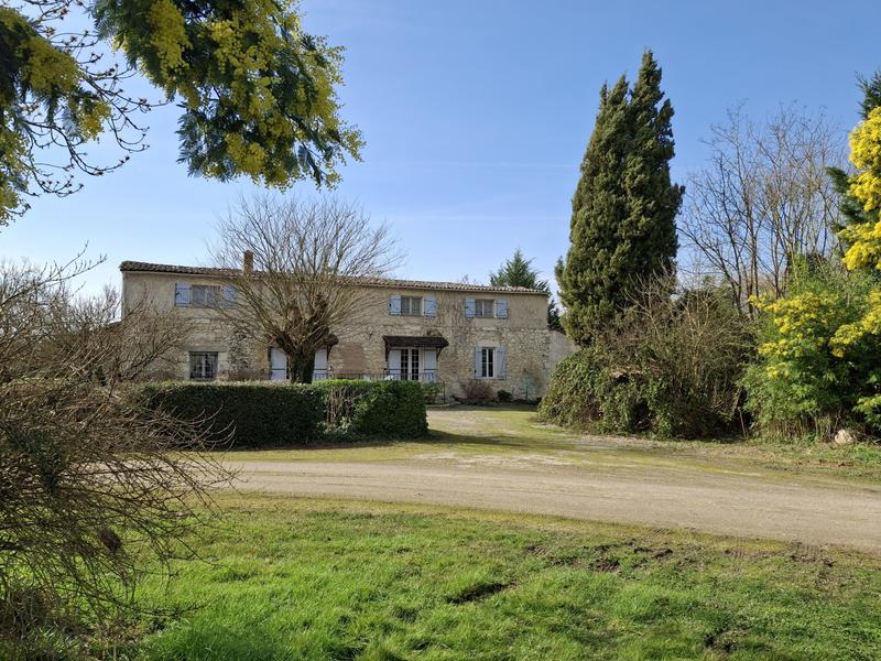 Maison traditionnelle - 243 m² - 9 pièces