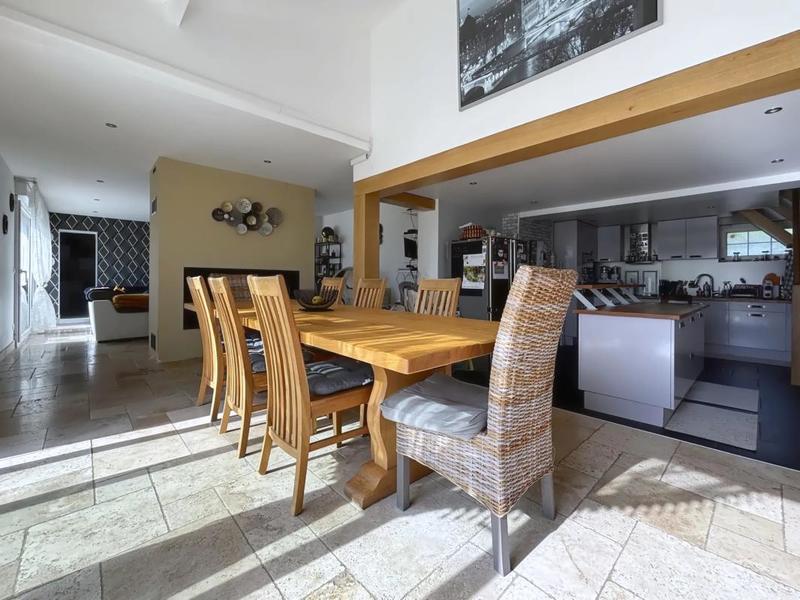 Maison - 241 m² - 8 pièces