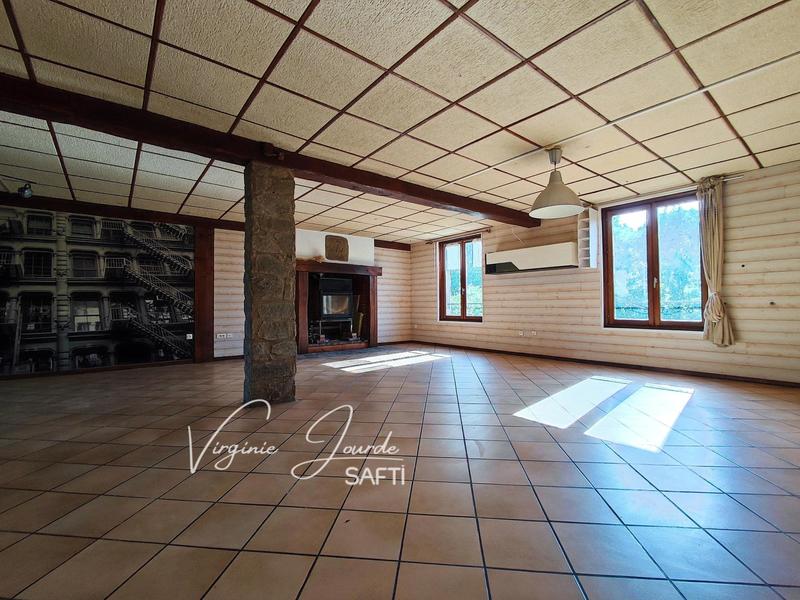 Maison - 216 m² - 9 pièces