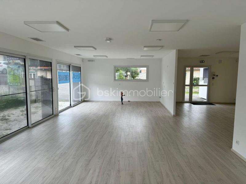 Local commercial - 125 m² - 4 pièces