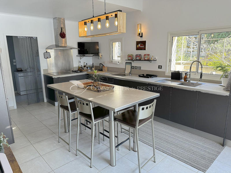 Villa - 250 m² - 6 pièces