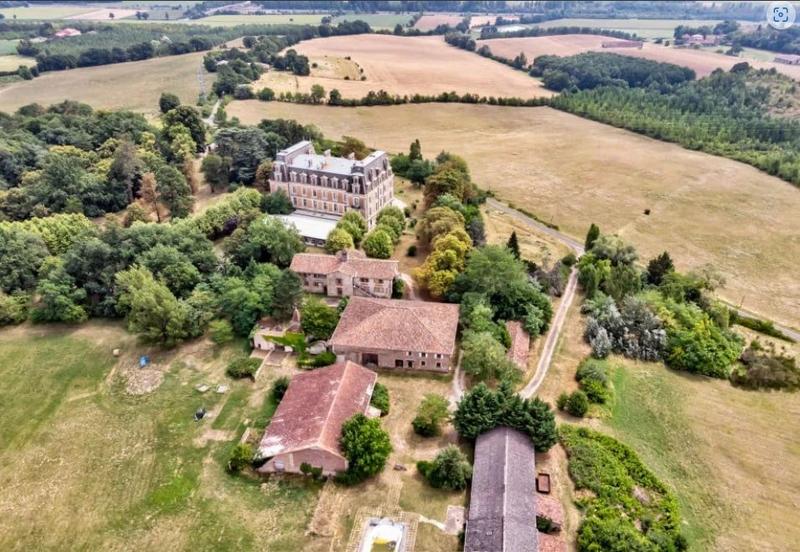 Château - 3 000 m² - 50 pièces