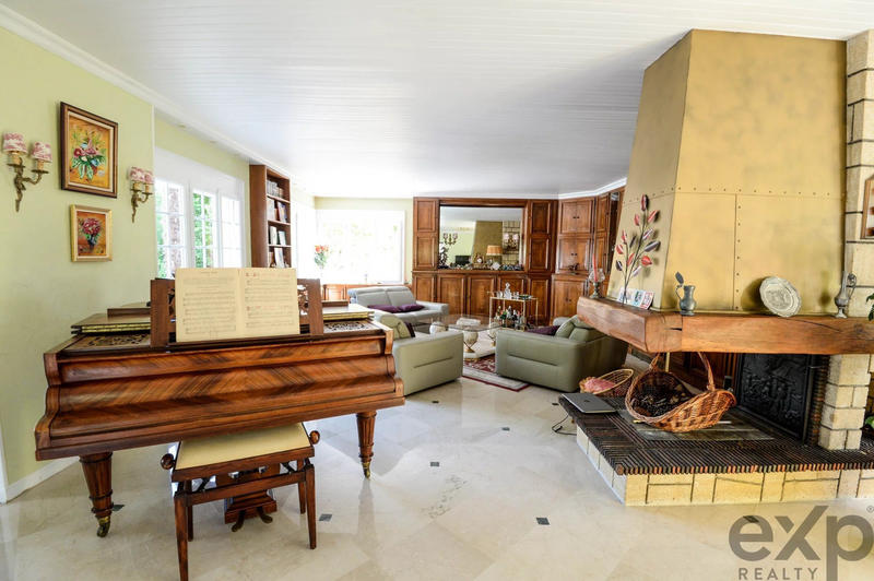 Maison - 318 m² - 10 pièces