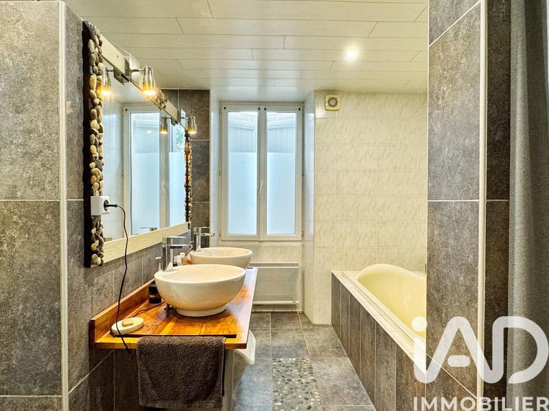 Maison - 235 m² - 5 pièces