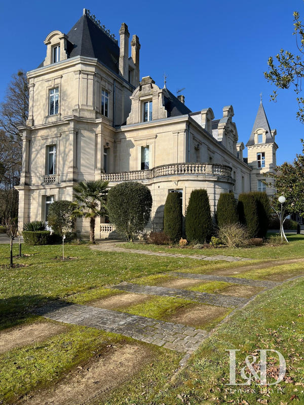 Maison - 710 m² - 15 pièces