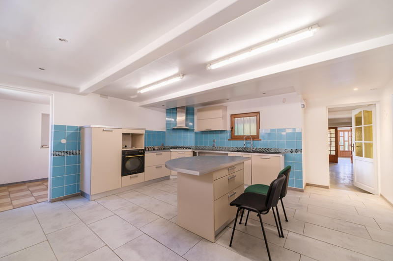 Maison - 300 m² - 11 pièces