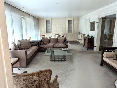 Maison - 319 m² - 7 pièces