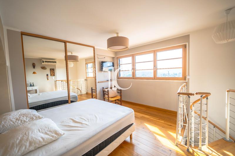 Maison - 94 m² - 5 pièces