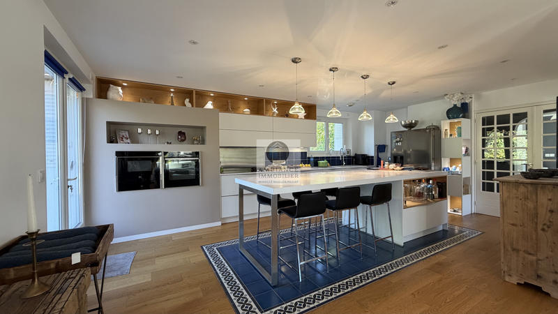 Maison - 228 m² - 7 pièces