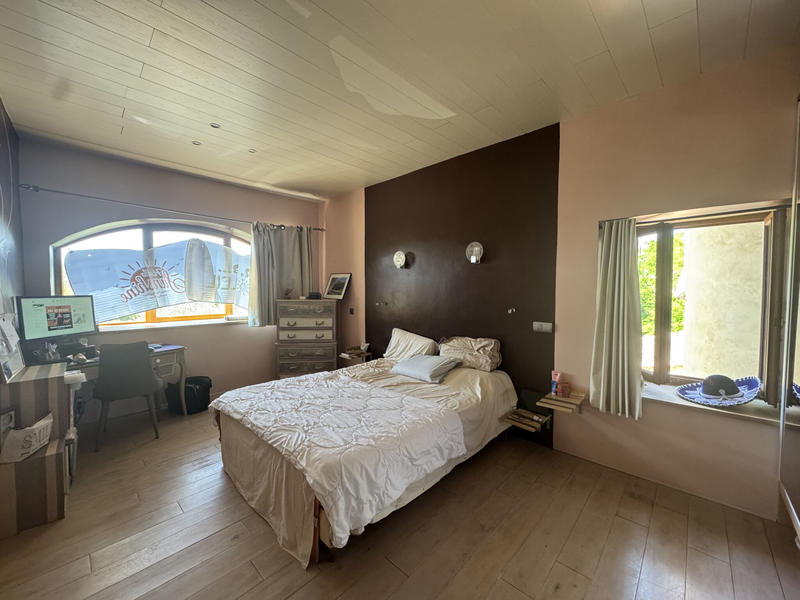 Maison - 325 m² - 11 pièces