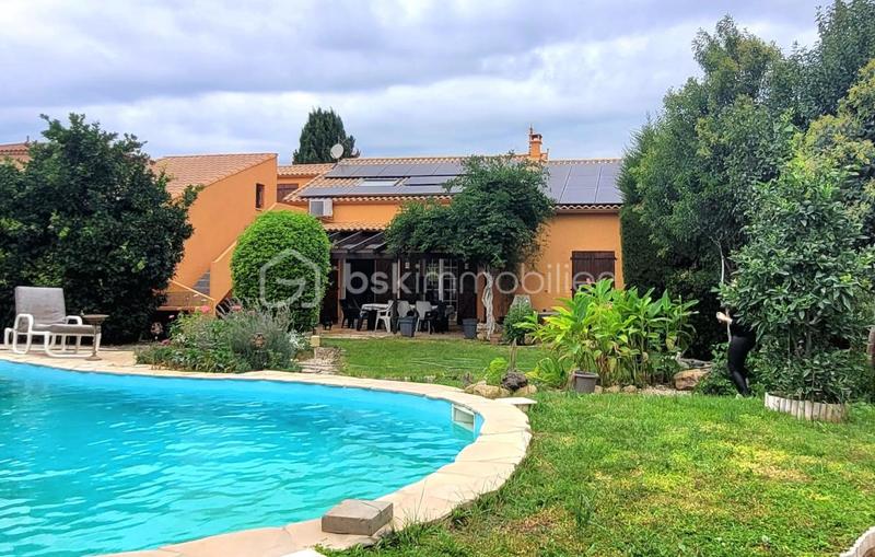 Maison traditionnelle - 262 m² - 9 pièces