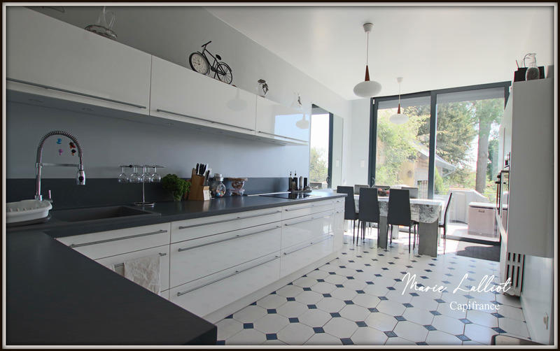 Maison - 370 m² - 11 pièces