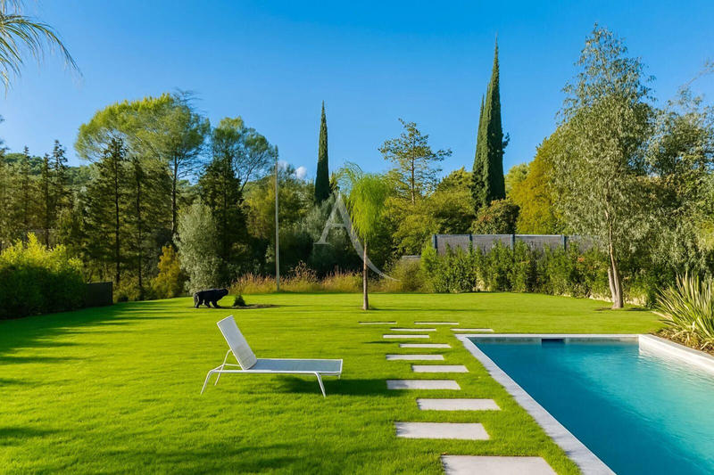 Maison - 220 m² - 5 pièces